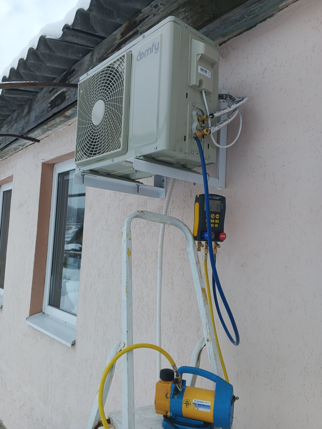 наружный блок кондиционера, установленный кондиционер, монтаж кондиционера, кондиционер сплит, сплит системы