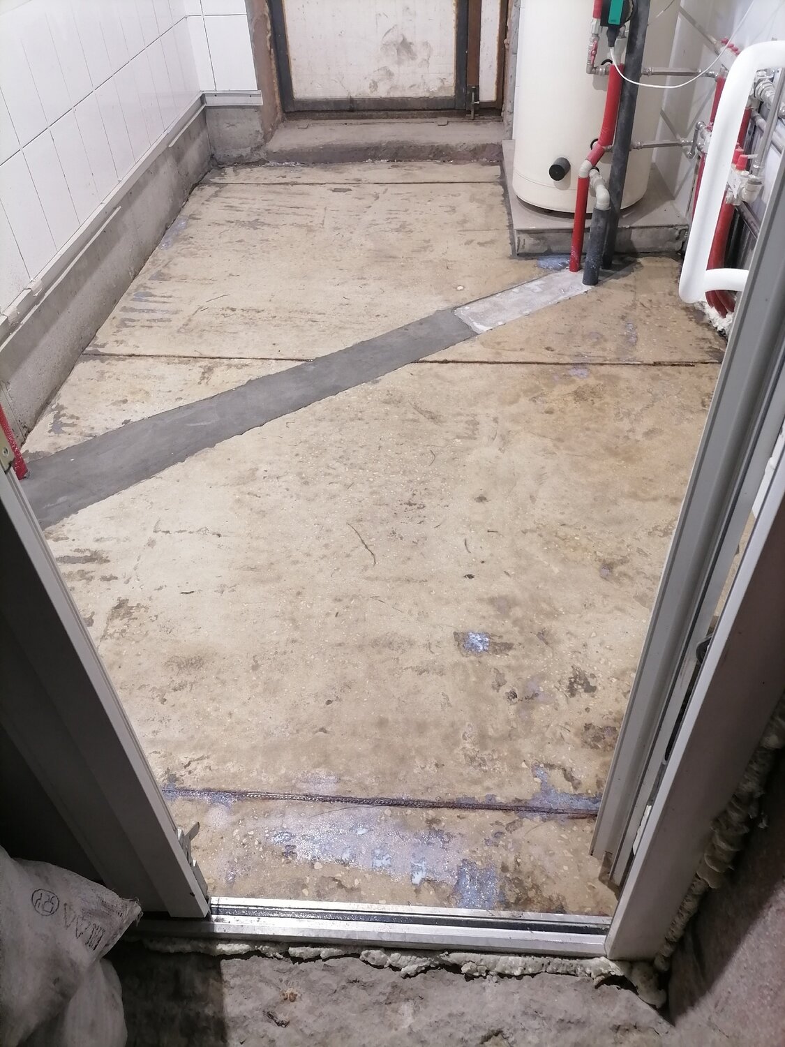 стяжка пола на лоджии, порог на балкон, мебель, сантехкабина в панельном доме, стяжка пола