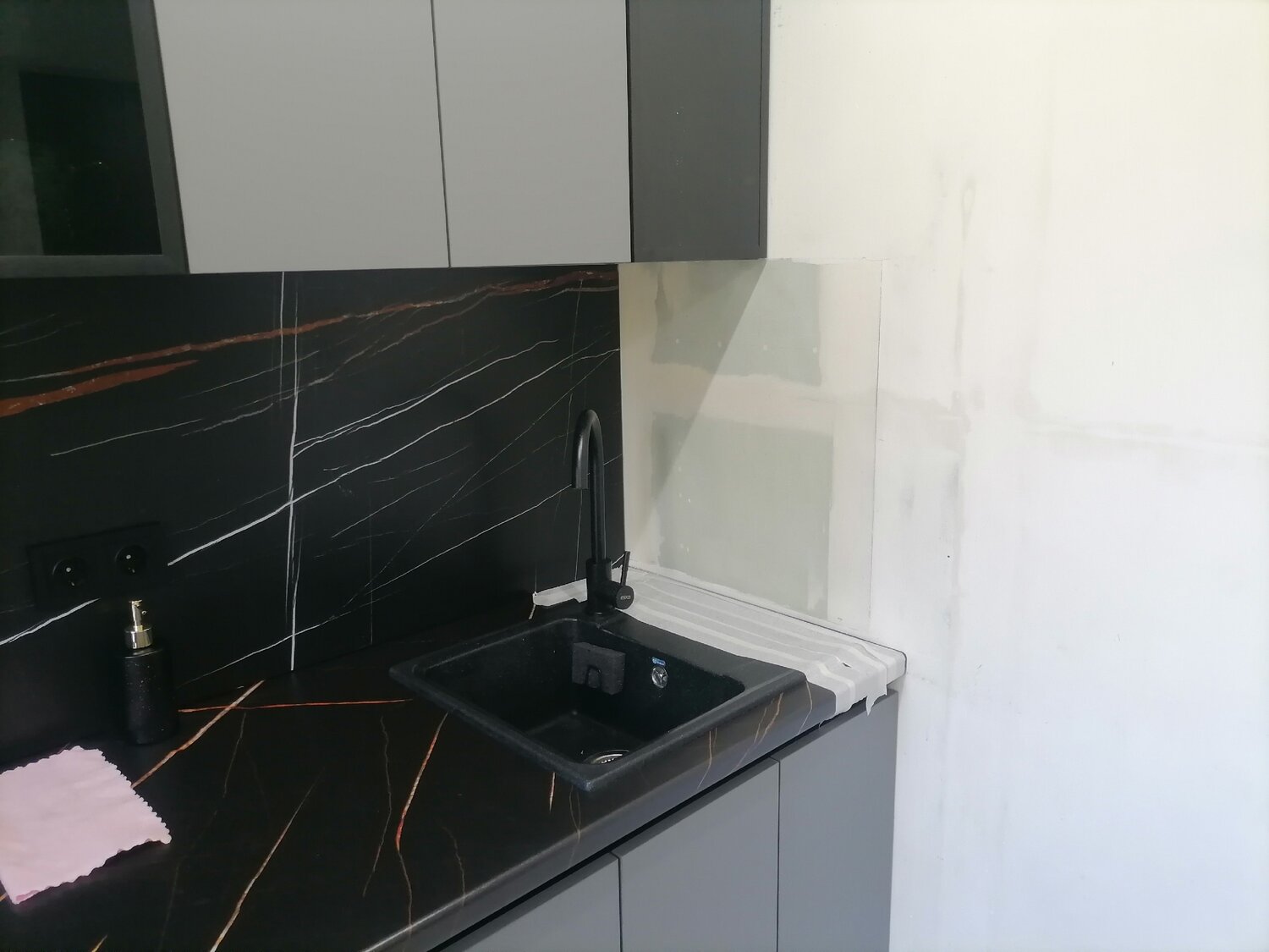 столешница, стильные кухни, кухни готовые, кухня, чёрная столешница для кухни