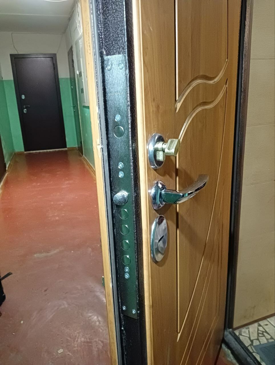 замок в двери, замок в дверь металлическую, входная дверь, дверь, замок для входной двери