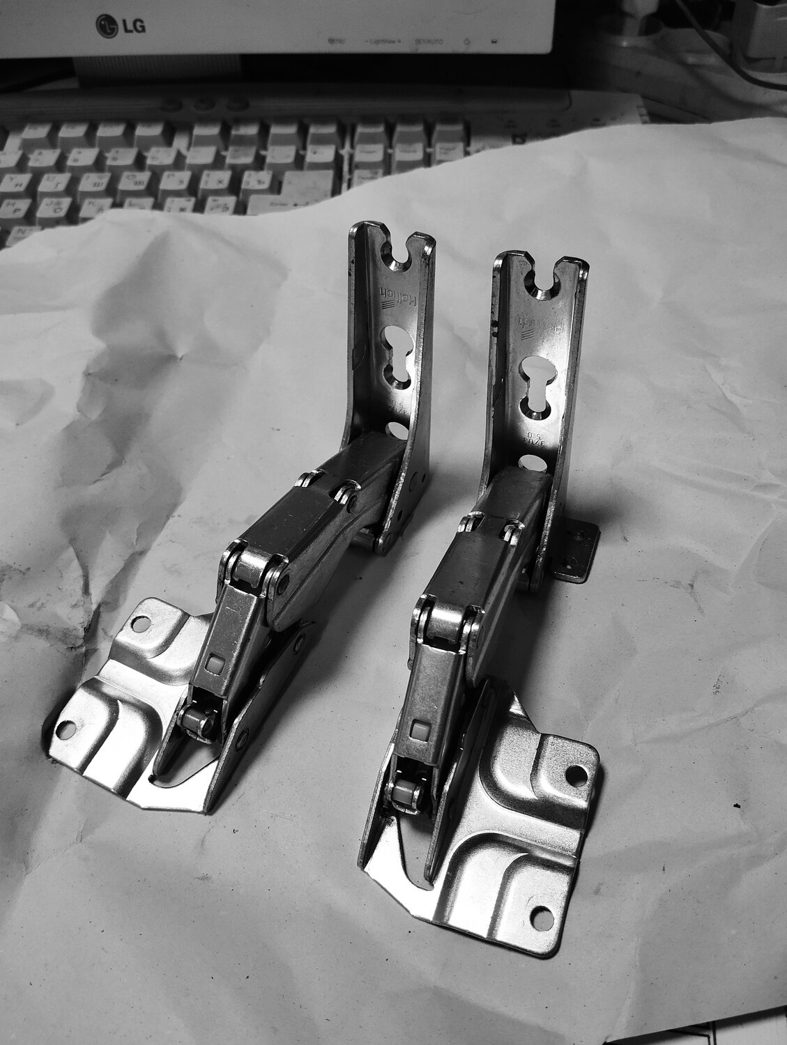 петли морозильной камеры hettich, петли для встраиваемого холодильника hettich 3702 5.0, петля bosch 481147, петли для встроенного холодильника hettich 3362 5.0, петли для холодильника