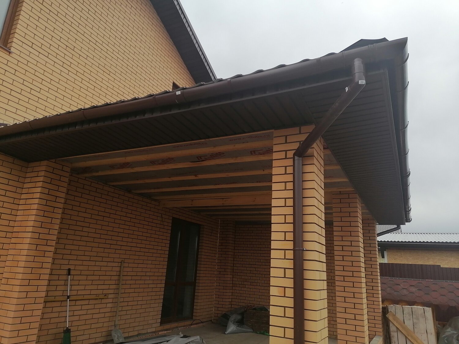 софит для подшивки крыши, подшивка карнизов крыши варианты, навес над крыльцом, отделка карнизов крыши, козырек консольный вальмовый