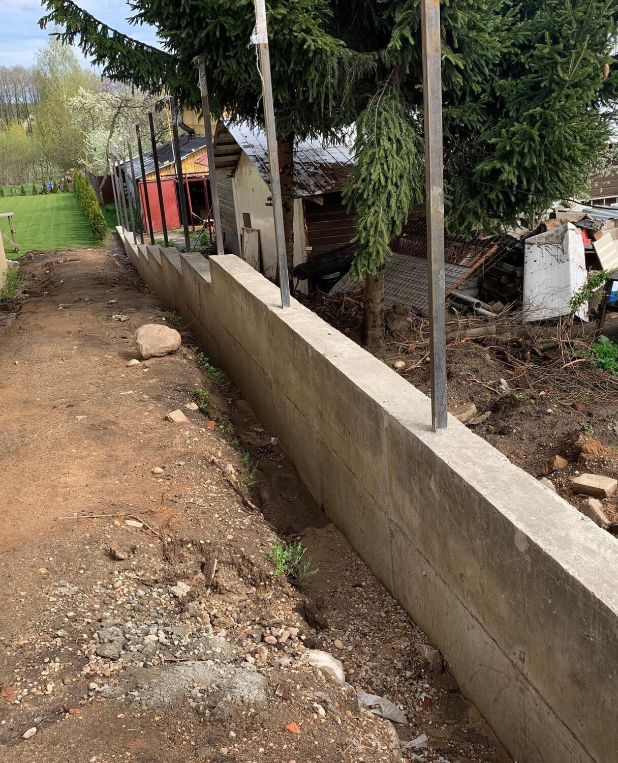фундамент забора подпорная стена, фундамент под забор, монолитный забор, подпорная стенка из бетона, сборный фундамент для забора