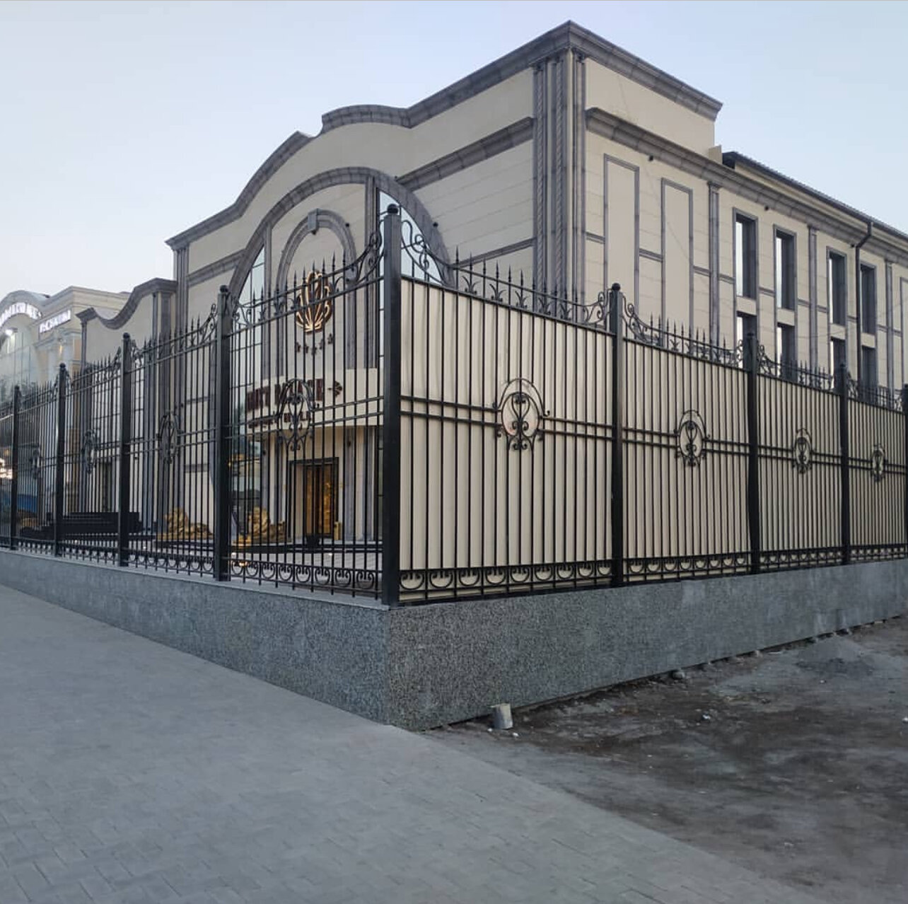 кованый забор, красивые ворота, здание, грозный центр, мужчина