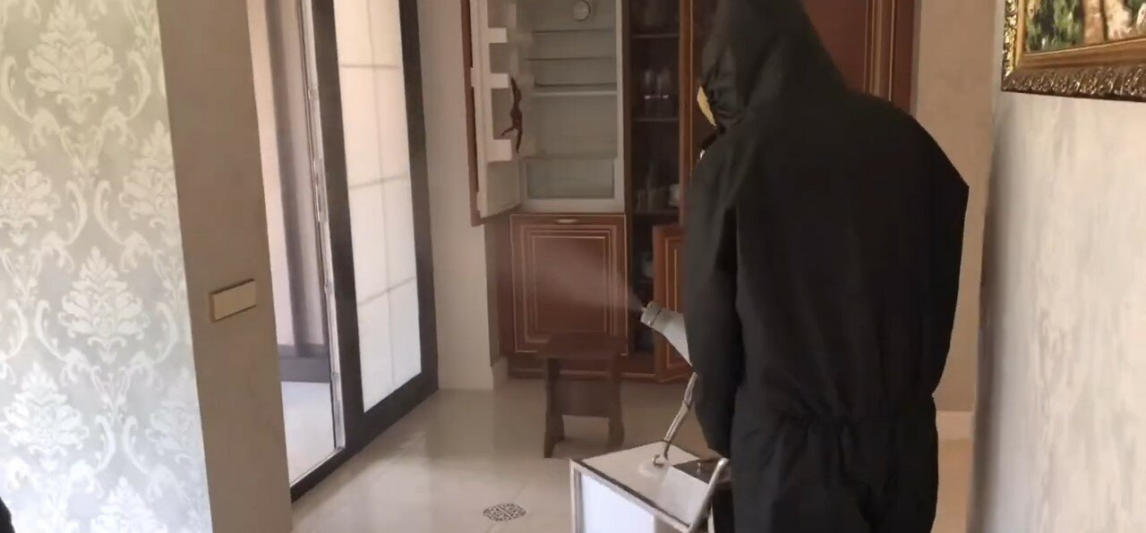 дезинсекция, уничтожение тараканов, ноги, плащ vetements, человек
