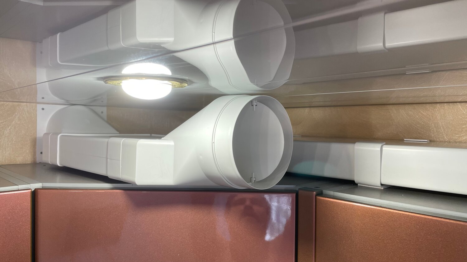 тройник с обратным клапаном для вытяжки д125, вентиляционный тройник с обратным клапаном для вытяжки, вентиляционный короб для вытяжки, тройник вентиляционный с обратным клапаном 120мм для кухонной вытяжки, вентиляция для вытяжки