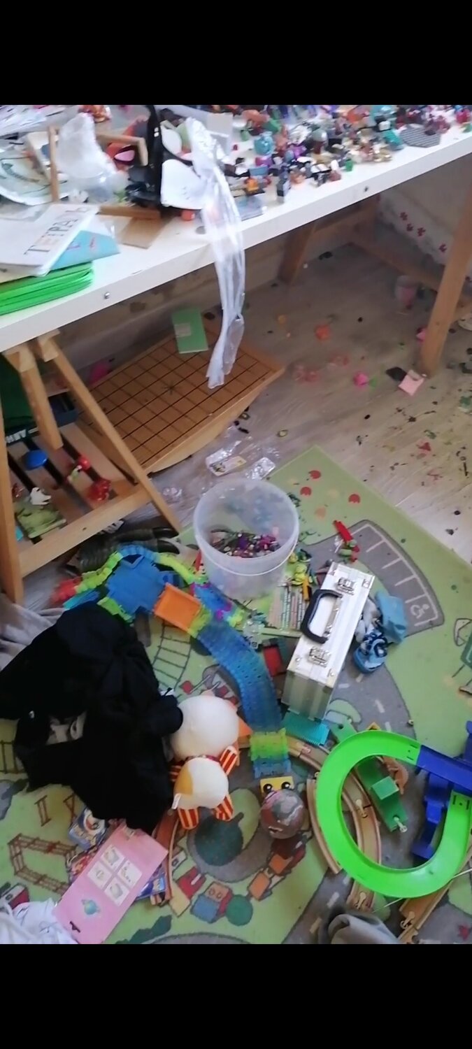разбросанные игрушки, беспорядок в доме, игрушечная комната, беспорядок в детской комнате, беспорядок в комнате