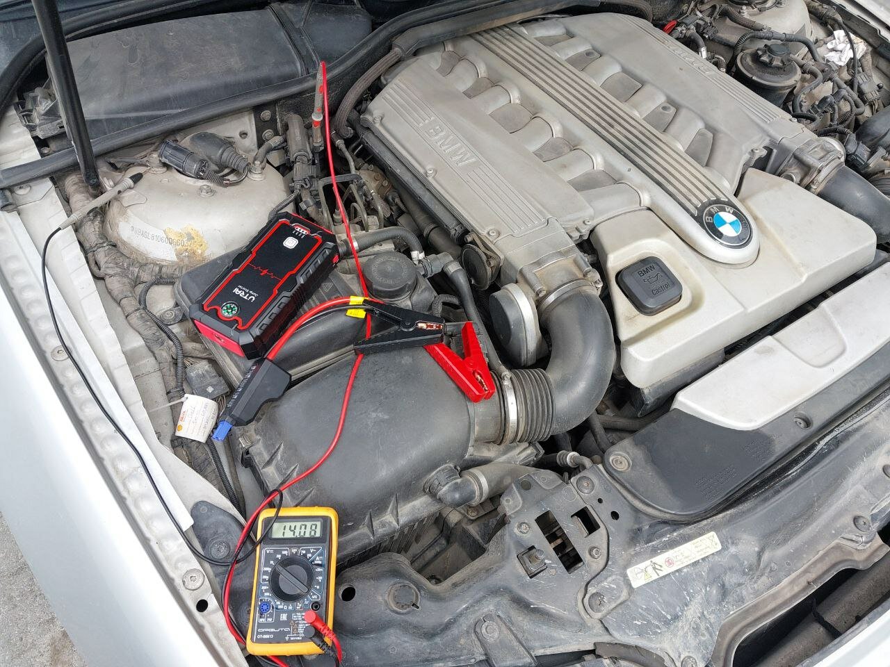 прикурить бмв х5 е70, прикурить bmw 5 f10, бмв е 65, бмв е 39 м, аккумулятор автомобиля