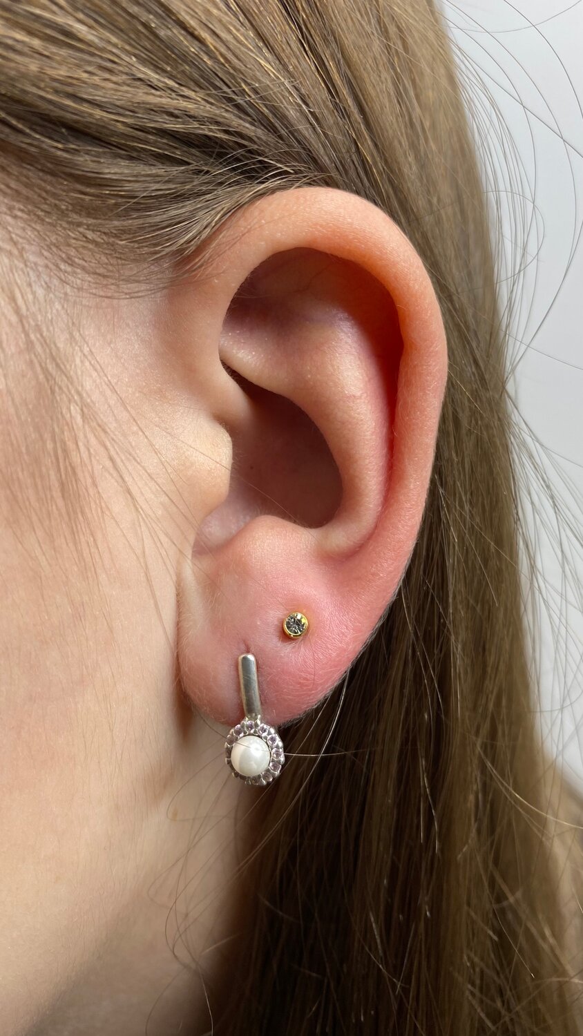 пирсинги уха, прокол в ухе, прокол уха, пирсинг в ухе, пирсинг хрящ