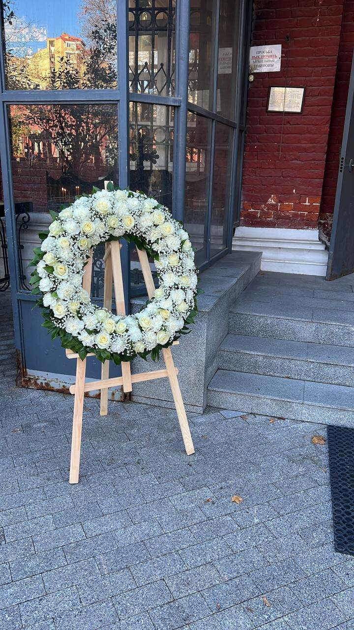 европейский траурный венок, траурные венки, похоронные венки, цветы похоронные, венки из живых цветов