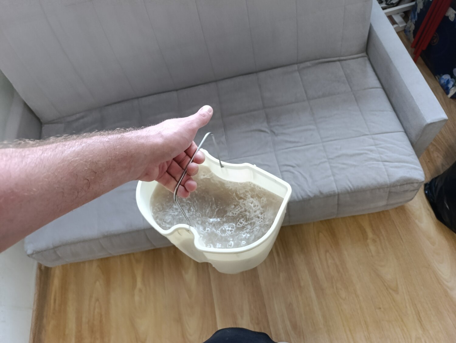 грязная вода после химчистки мебели, химчистка, чистка мягкой мебели, химчистка мягкой мебели, химчистка мебели