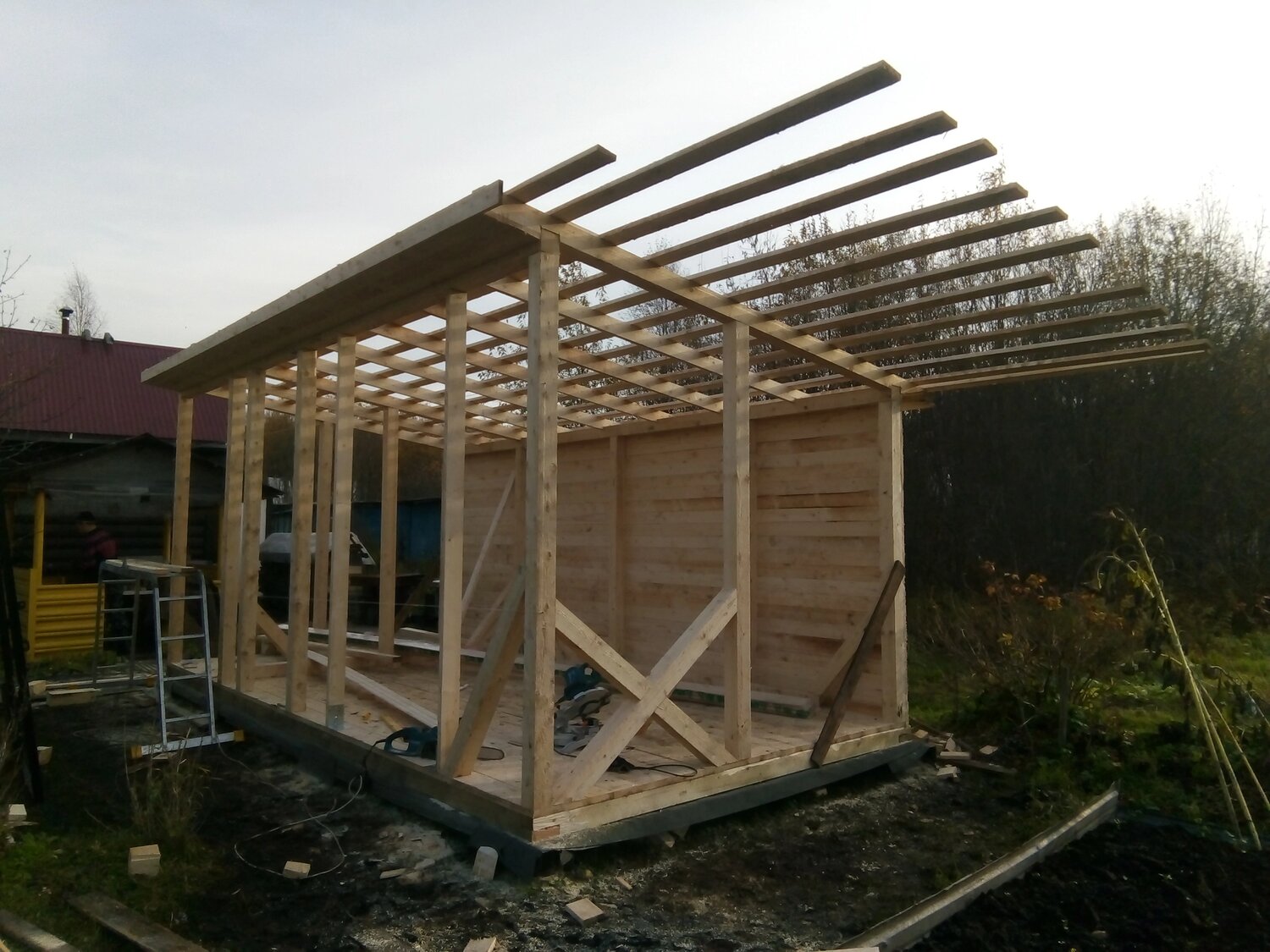 каркасный сарай с односкатной крышей, каркасный хозблок, односкатная крыша для сарая, каркас бытовки из бруса, сарай 2х2 с односкатной крышей