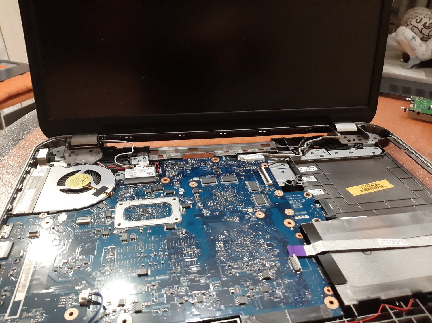 ноутбук, разобранный ноутбук, ремонт ноутбуков, экран, dell inspiron disassembly