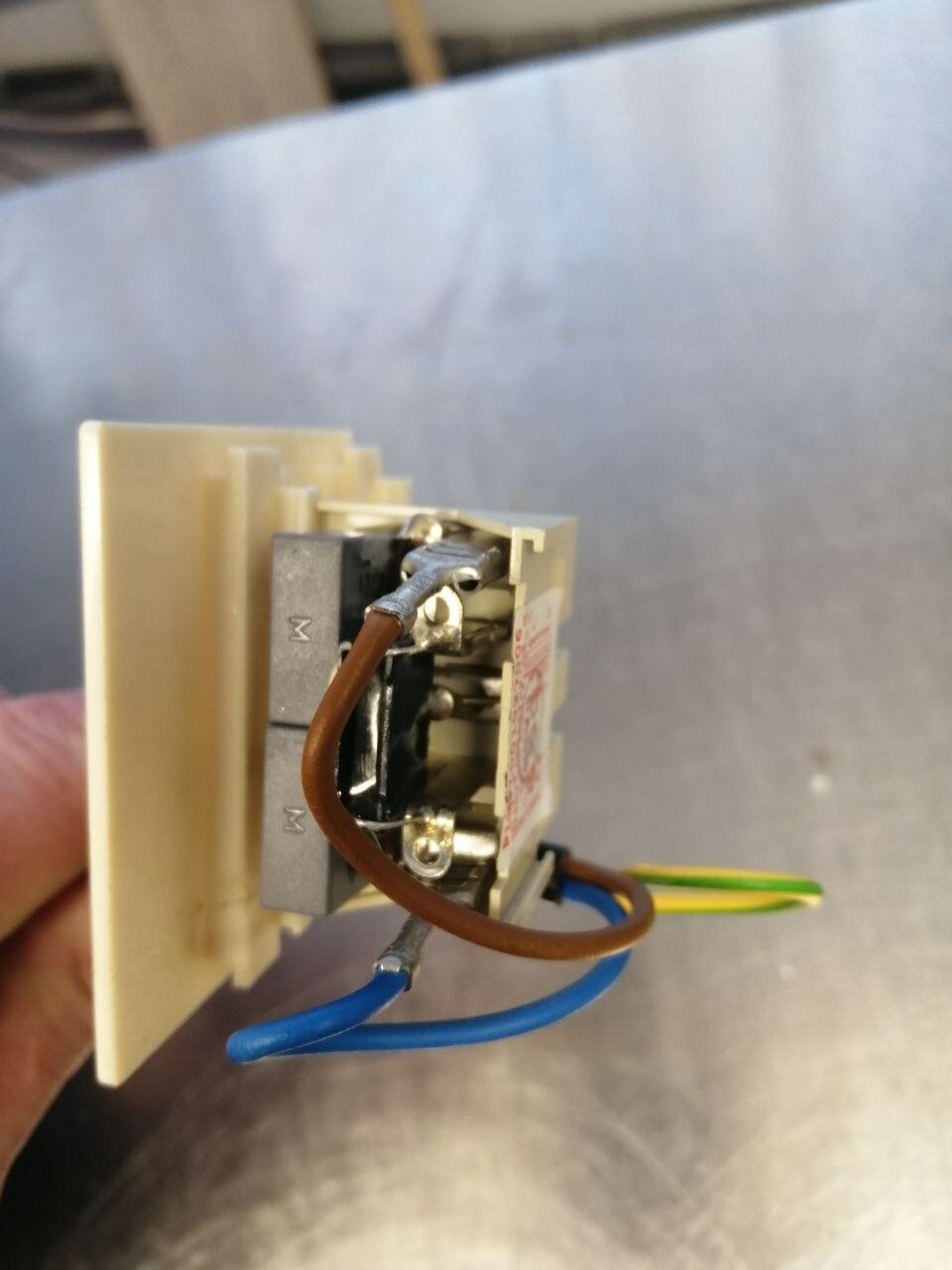 двойной выключатель, legrand valena двухклавишный выключатель сзади, подключение двойного выключателя, подключить выключатель, розетка подключение