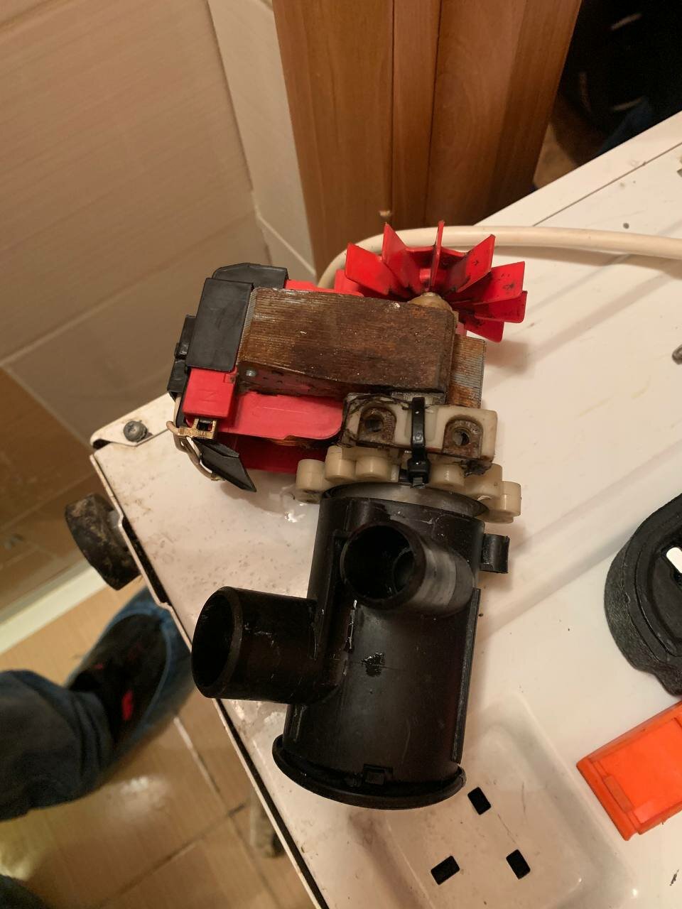 сливной насос, сливной насос bosch logixx 6, насос для стиральной машинки, насос для стиральной машины, циркуляционный насос