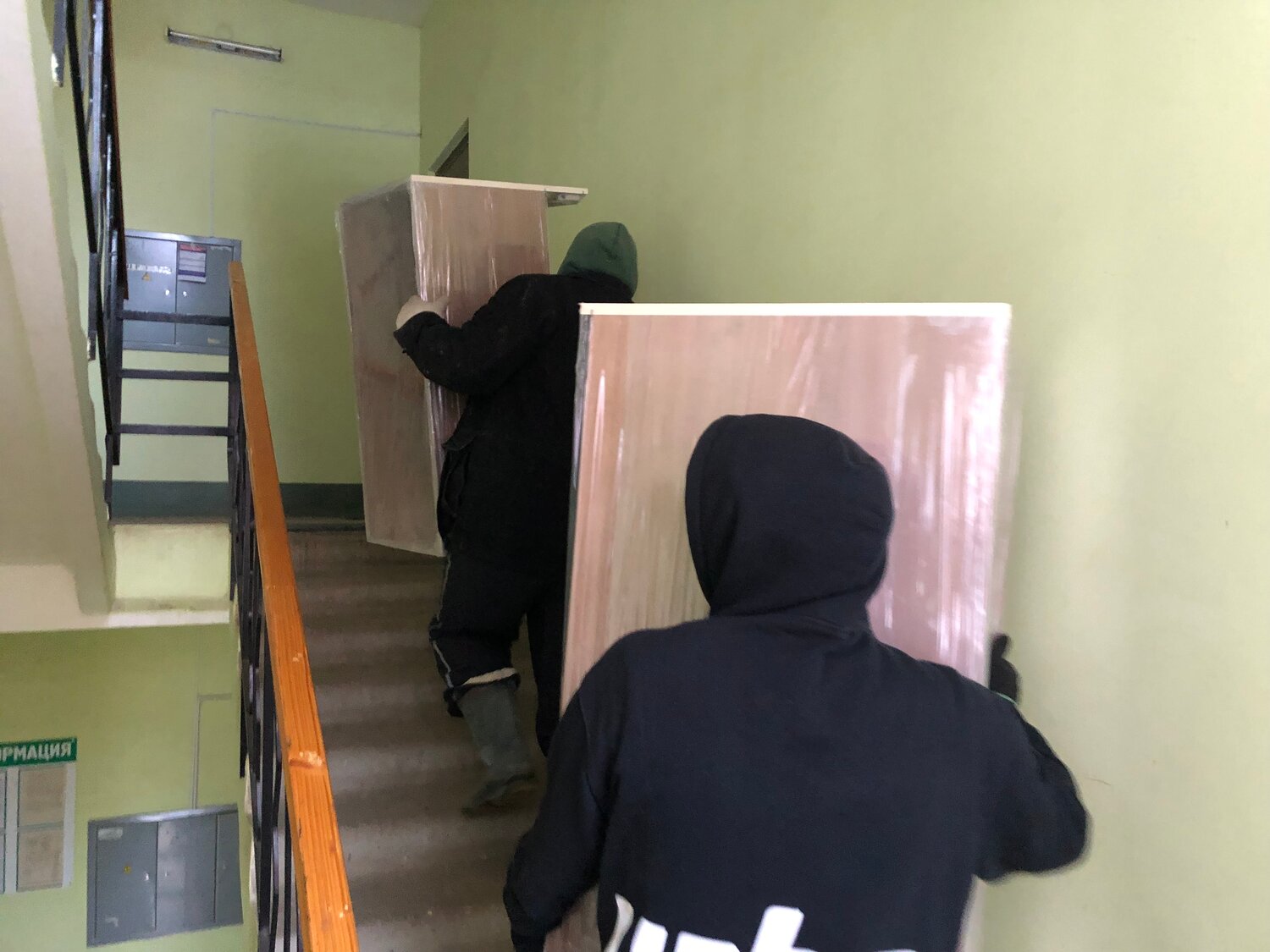 ноги, выселение из квартиры, выселение, грузчики, сотрудники