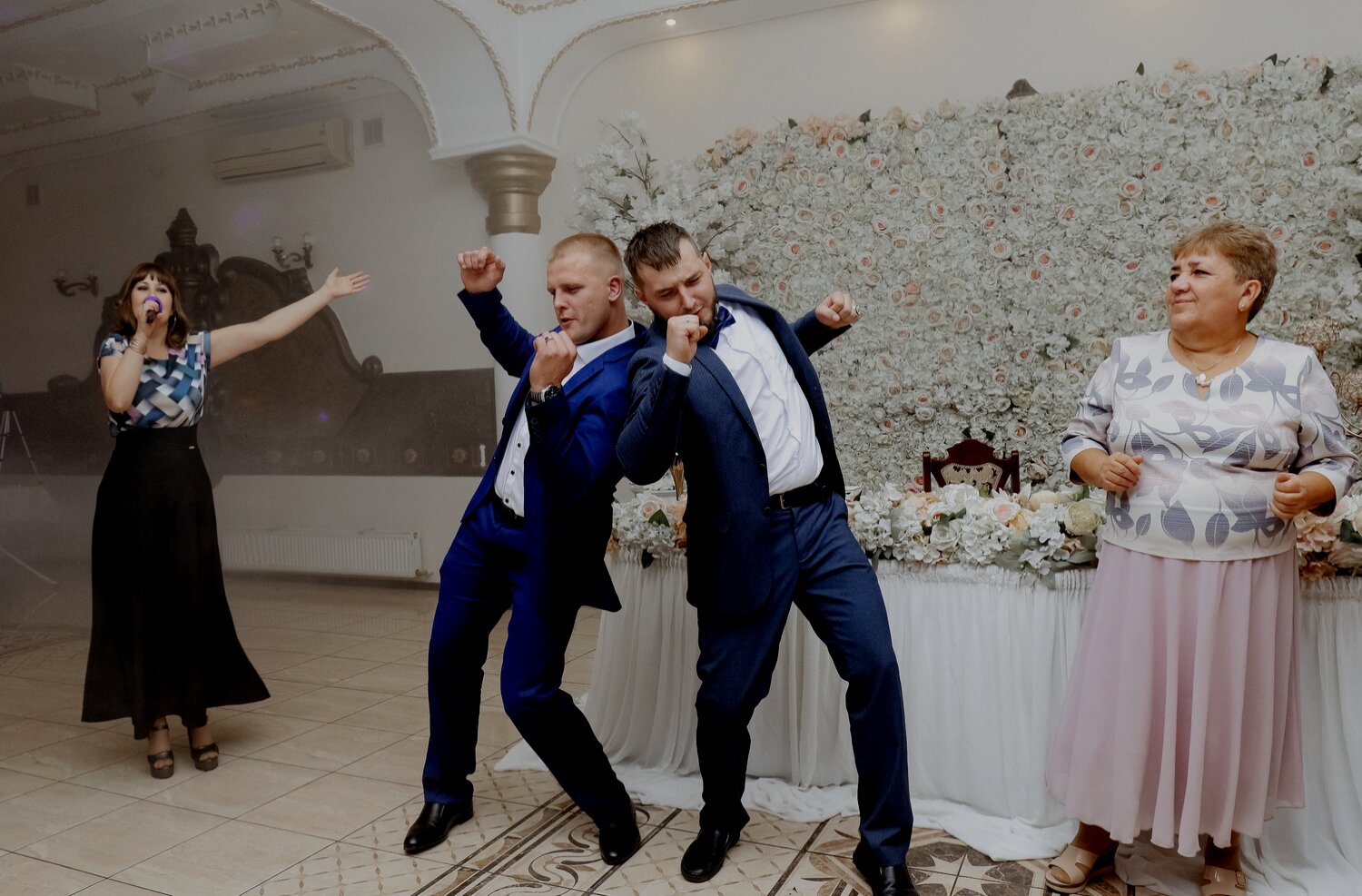 на свадьбе, человек, свадебный ведущий, ведущий, мужчина