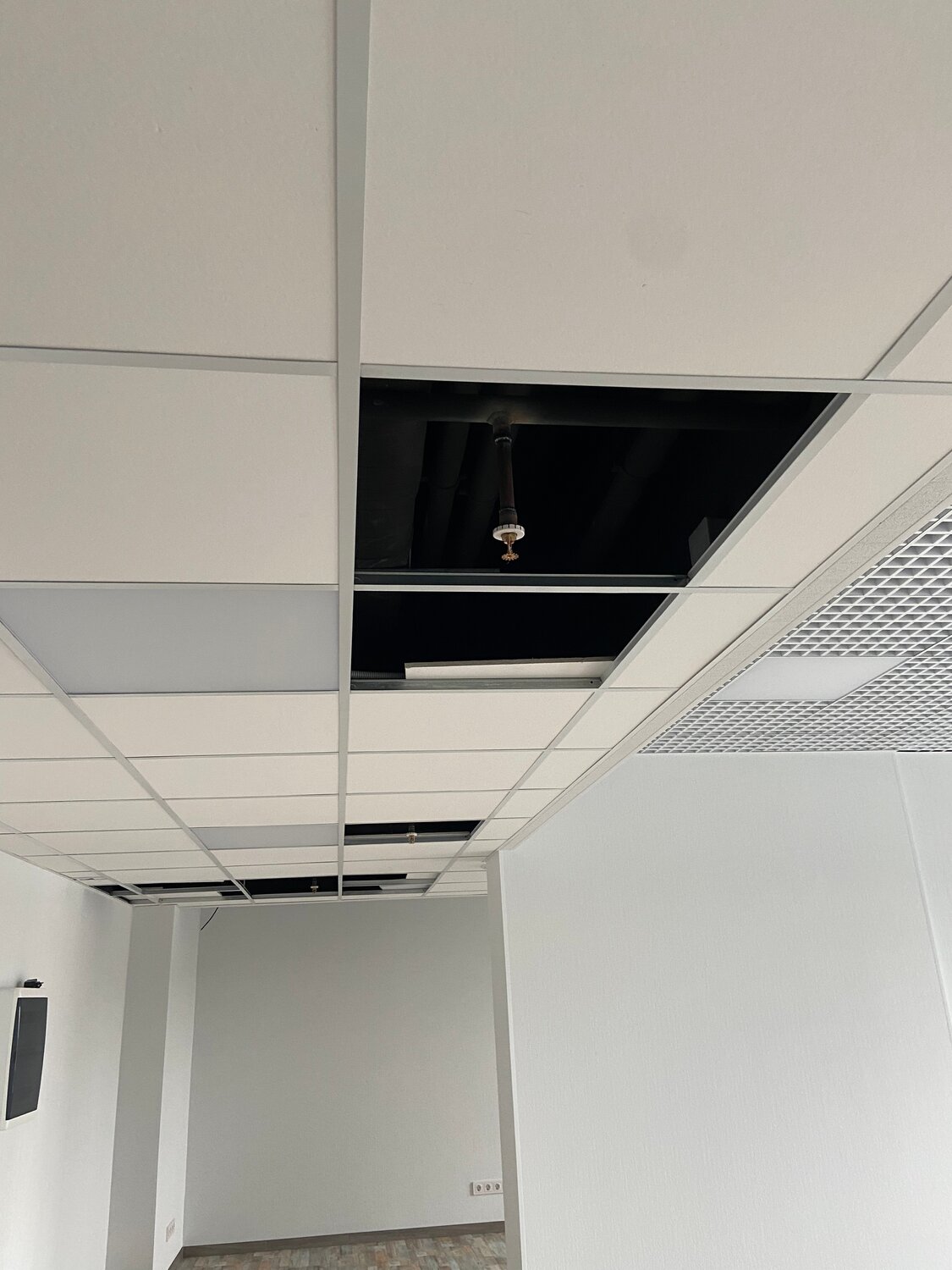 подвесной потолок армстронг, металлический потолок армстронг, монтаж потолка армстронг, потолок армстронг, потолочные плиты армстронг