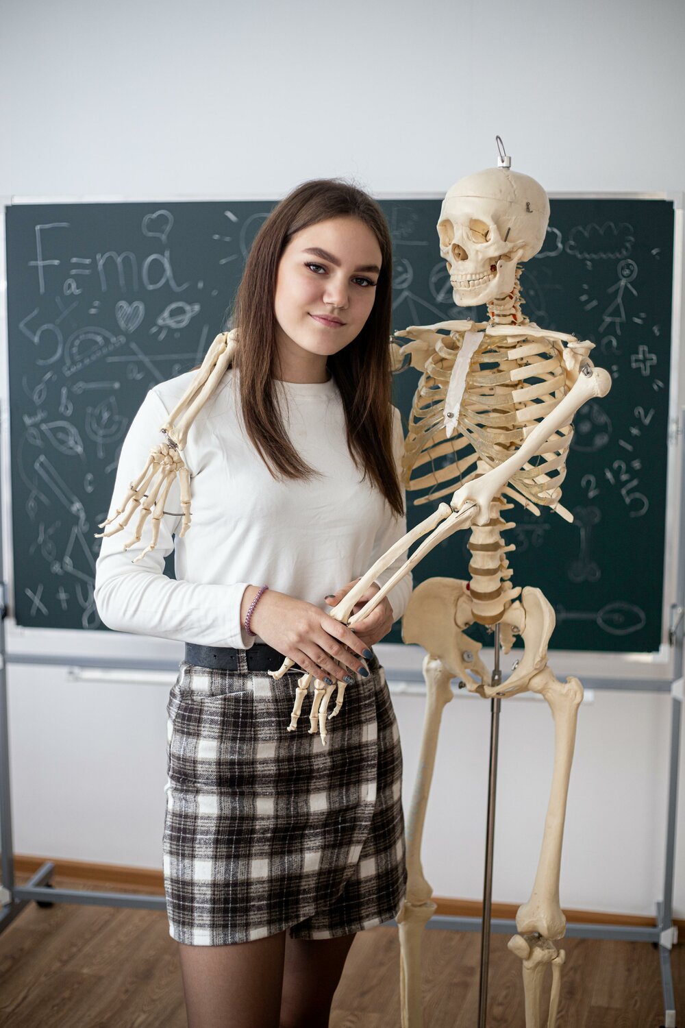 фотосессия со скелетом в школе, фотосессия школа, меловая доска, скелет, человек