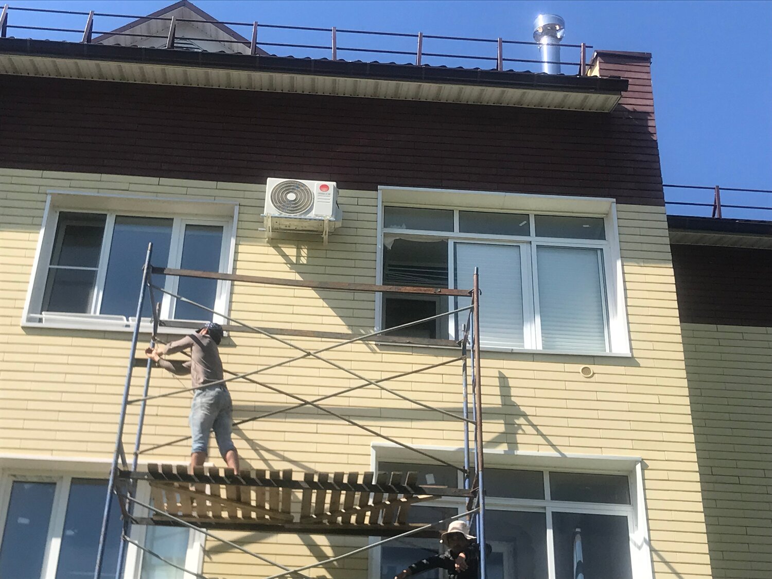 кондиционер на фасаде, кондиционер, монтаж кондиционера на сайдинг, фасад дома, установленный кондиционер