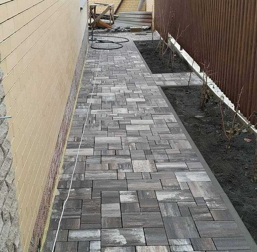 тротуарная плитка для отмостки, отмостка из брусчатки, тротуарная плитка вокруг дома, тротуарная плитка, укладка брусчатки