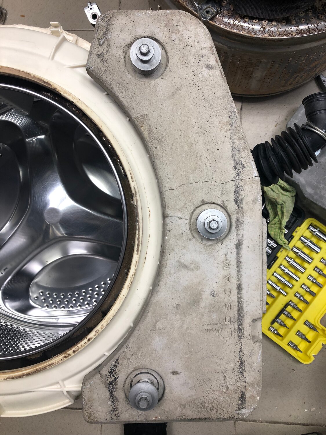 бак стиральной машины, стиральная машина, стиральная машина hotpoint-ariston aqxf 109, разобранная стиральная машина, стиральная машинка