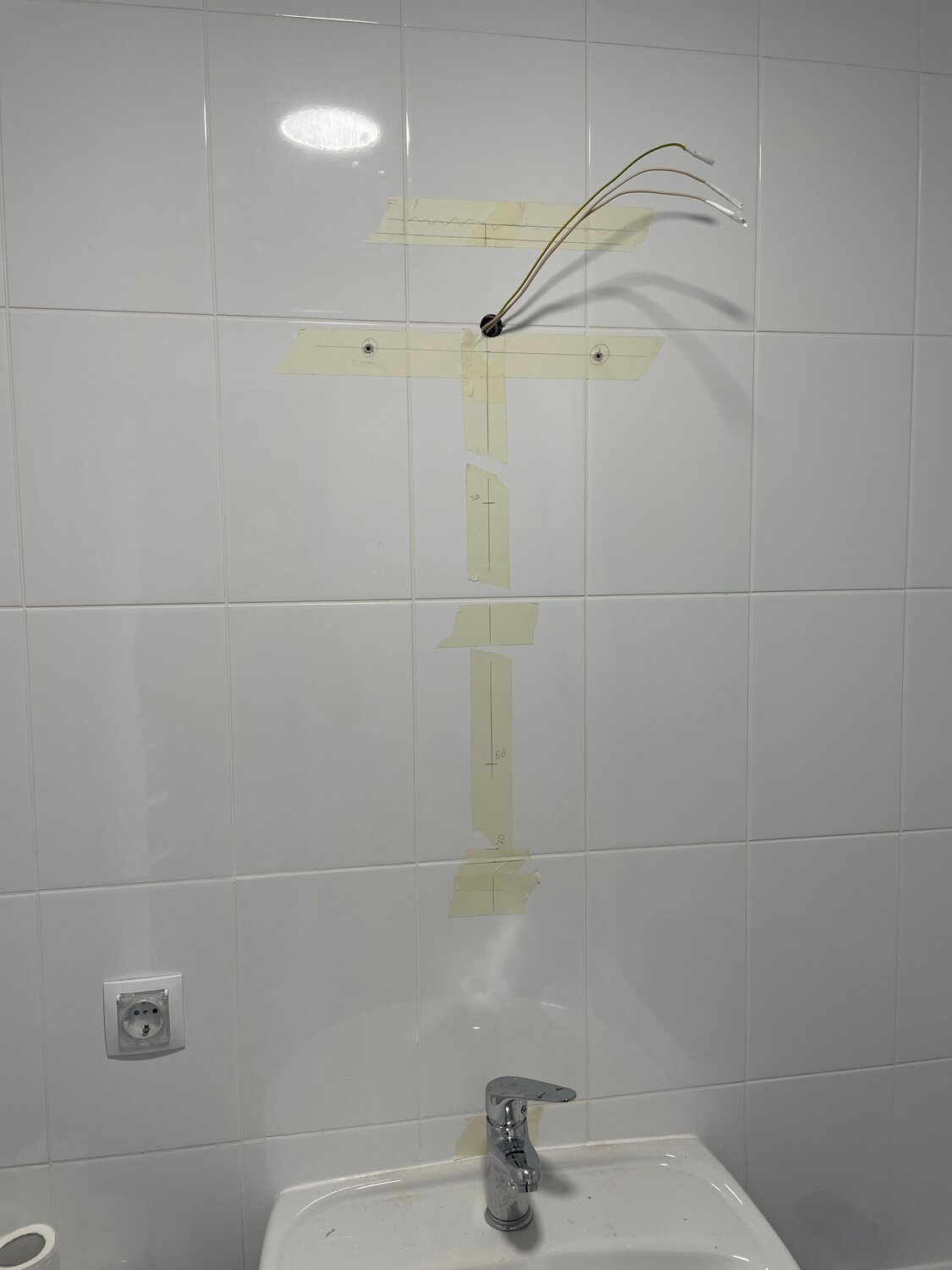 Повесить зеркало с подсветкой в СанТехКабину.