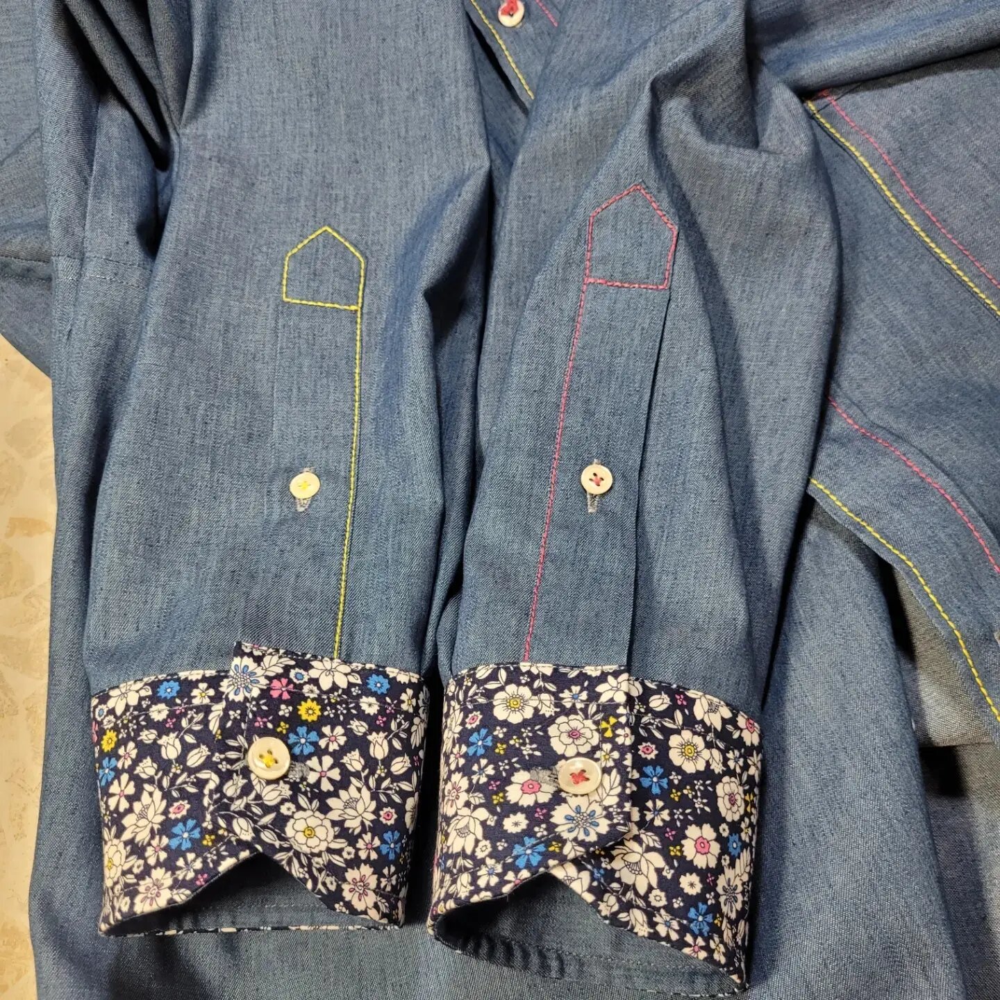 маленькая вышивка на джинсовке, джинсовые переделки, вышивка на кармане, вышивка на джинсовой куртке, вышивка на джинсовой рубашке
