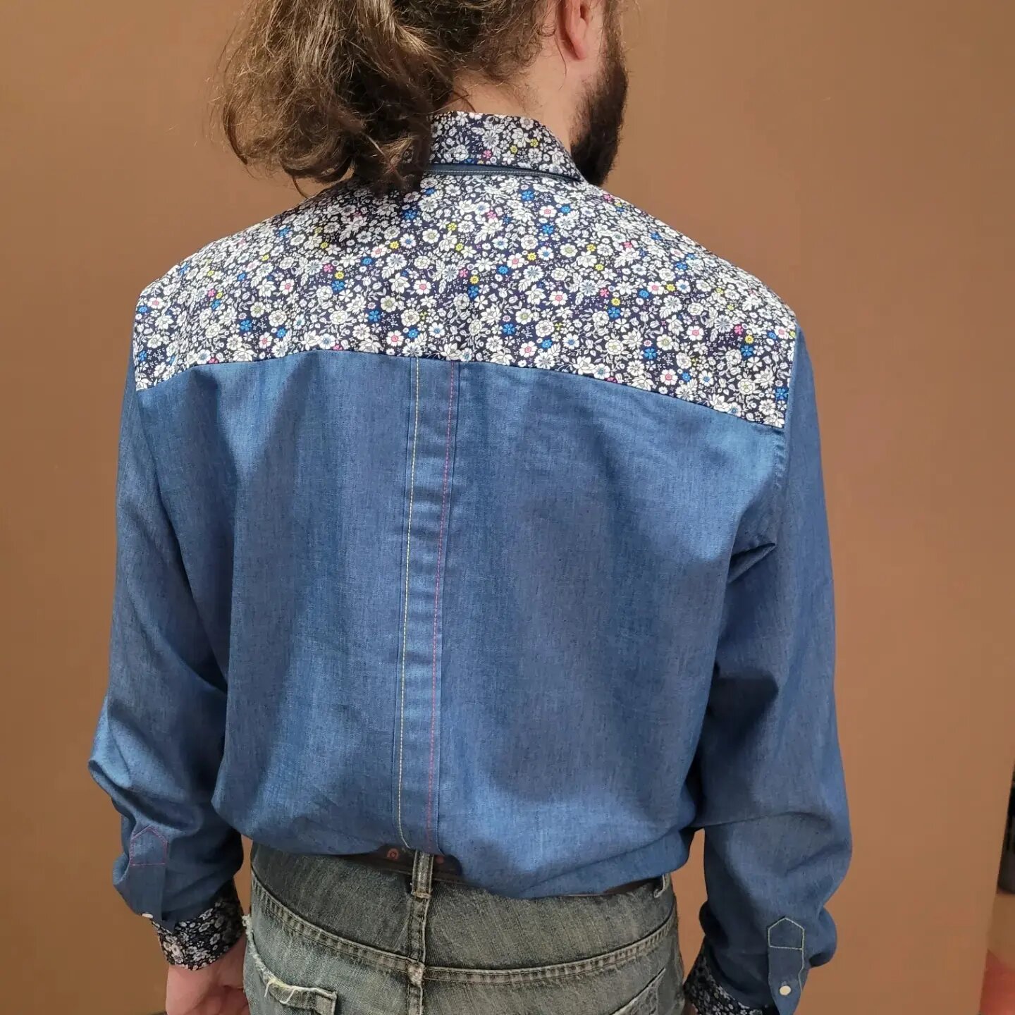 переделка джинсовой рубашки, мужская джинсовая рубашка, модные рубашки, джинсовая рубашка женская, вышитая джинсовая рубашка