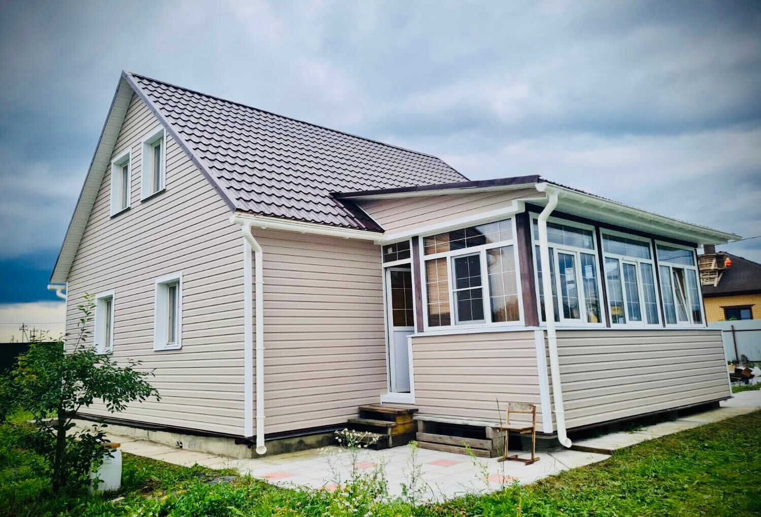 дом белый сайдинг, дом дача, виниловый сайдинг, сайдинг дома, дом сайдинг