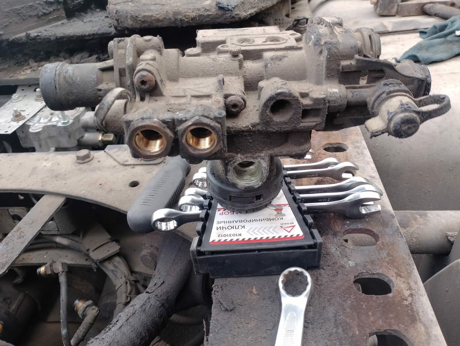 клапан ускорительный wabco 9730010100, кран тормозной, кран тормозной wabco 4613190080, ман воздушный кран вабко 81521166074, скания g 400 электромагнитный клапан ручника