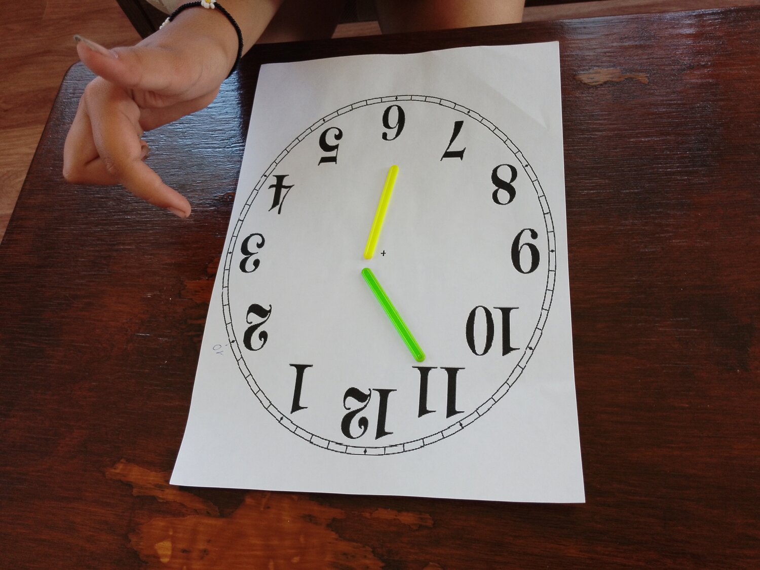 часы со временем, часы, циферблат, настенные часы, часы со стрелками