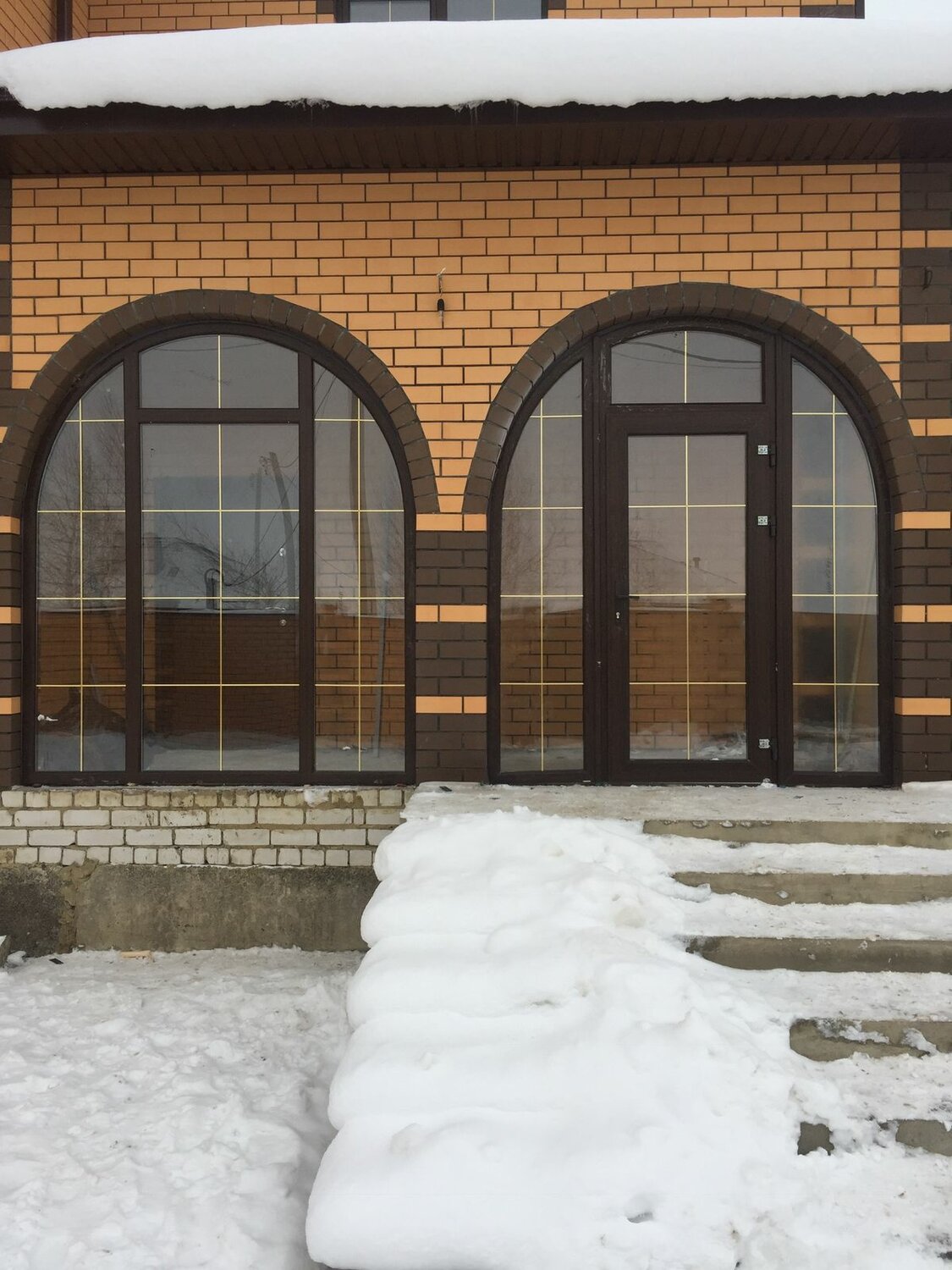 арочные окна, окно, окна в частном доме, остекление загородного дома, окно арка