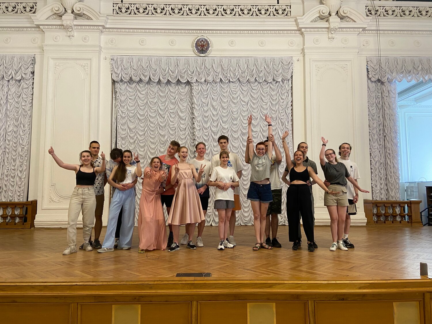выпускники, белый зал, человек, выпускники школы, выпускной