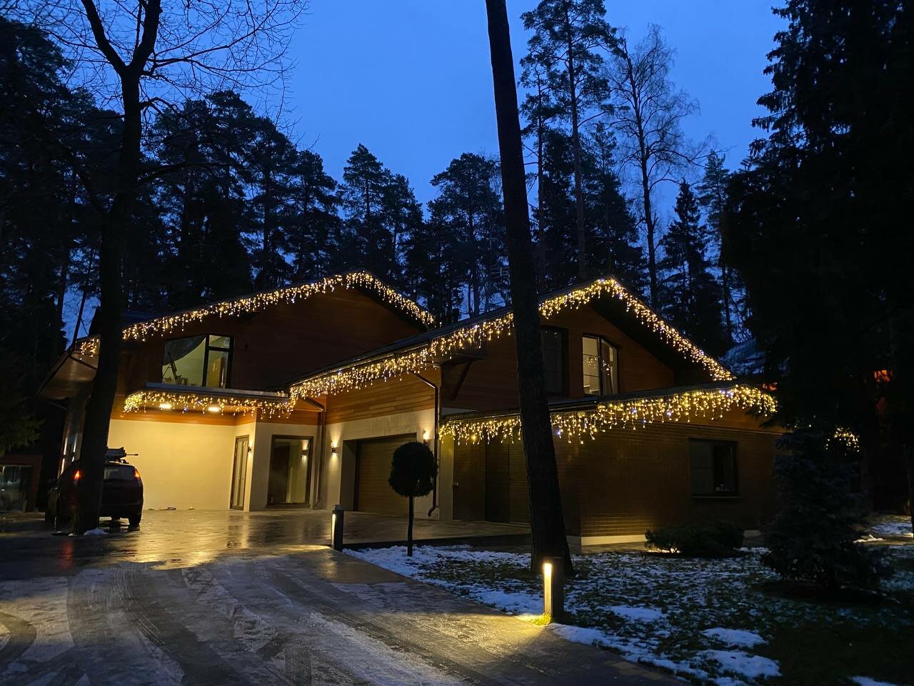 загородный дом, дом в сосновом лесу, фасад загородного дома, фасад дома, освещение дома
