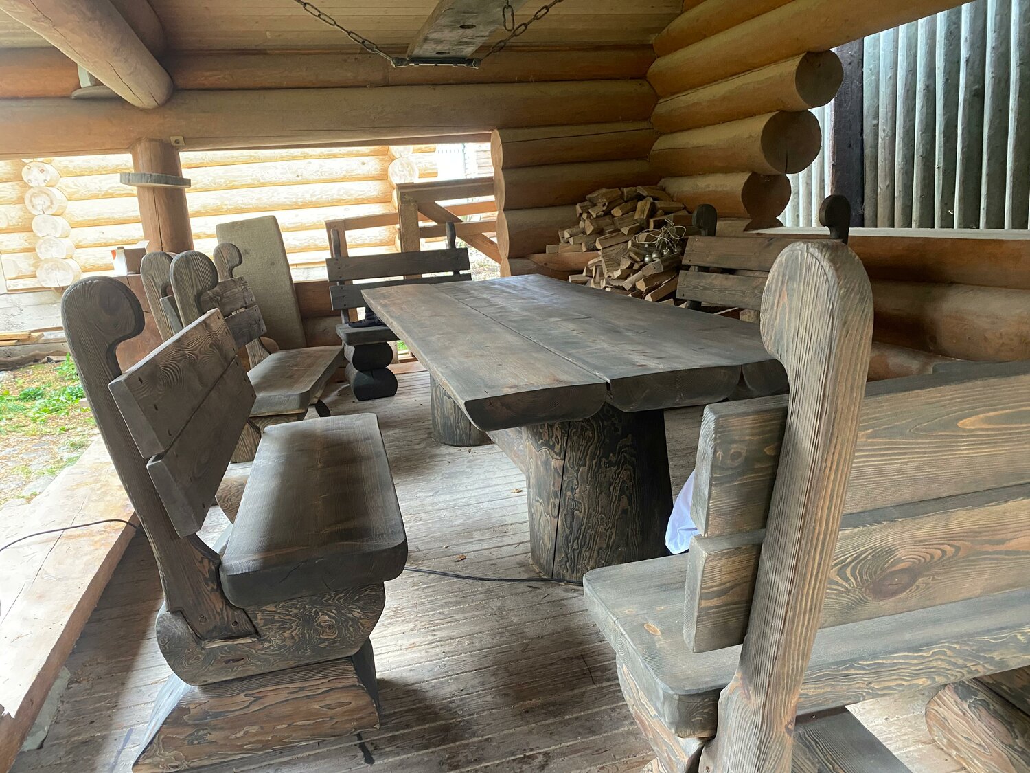 стол и лавки из бревна, мебель из бревна, деревянная мебель для бани, лавка из бревна, баня под старину