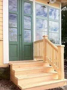 крыльцо из дерева, деревянные перила для крыльца, деревянная лестница для крыльца, крыльцо дома, деревянное крыльцо