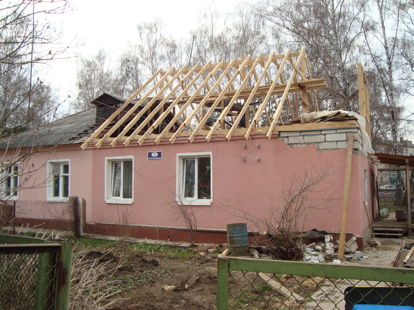 крыша в частном доме, крыша на пристройку к дому, крыша старого дома, крыши частных домов, крыша дома