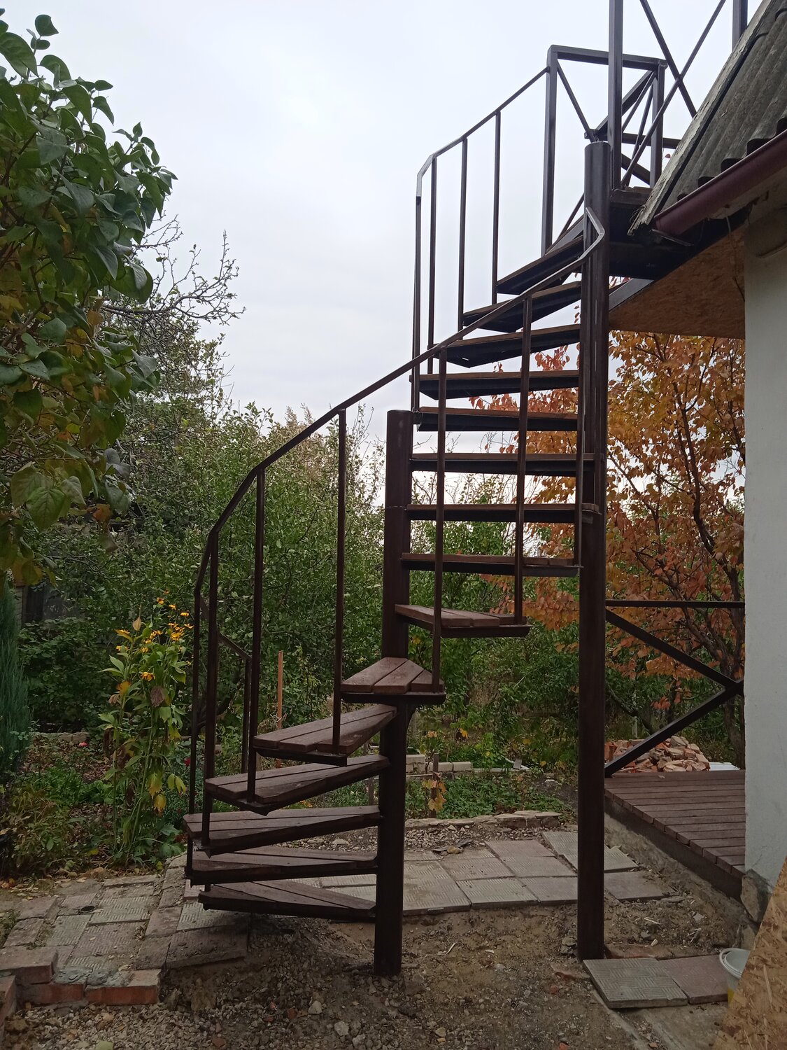 металлическая винтовая лестница, винтовая лестница из металла, металлическая лестница наружная, металлическая лестница, винтовая лестница