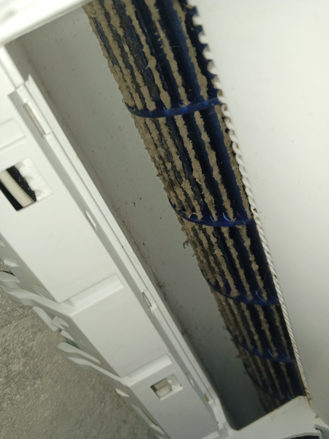 установленный кондиционер, грязный кондиционер, кондиционер, внутренний блок кондиционера, чистка кондиционера