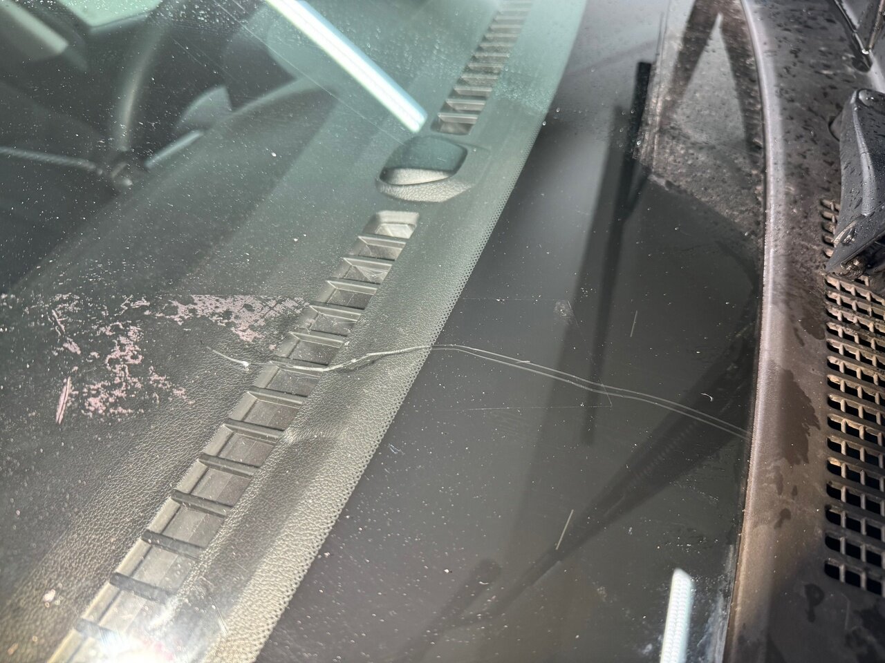 трещина на лобовом стекле, замена лобового стекла, скол на лобовом стекле, дефлектор лобового стекла веста св кросс, обработка лобового стекла