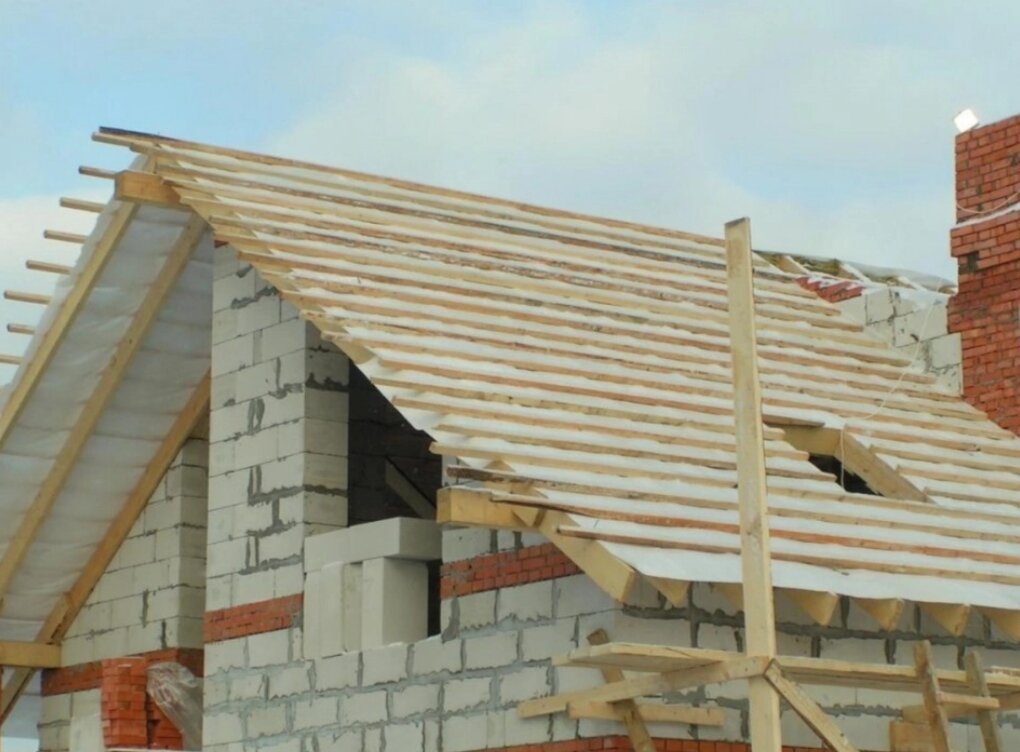 фронтон из газобетона, фронтонный мауэрлат, фронтонный свес стропил, стропильная система двухскатной крыши в доме из газобетона, фронтон крыши