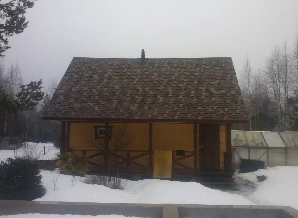 мягкая черепица на бане, кровля из гибкой черепицы, дом баня, кровельные работы, загородный дом