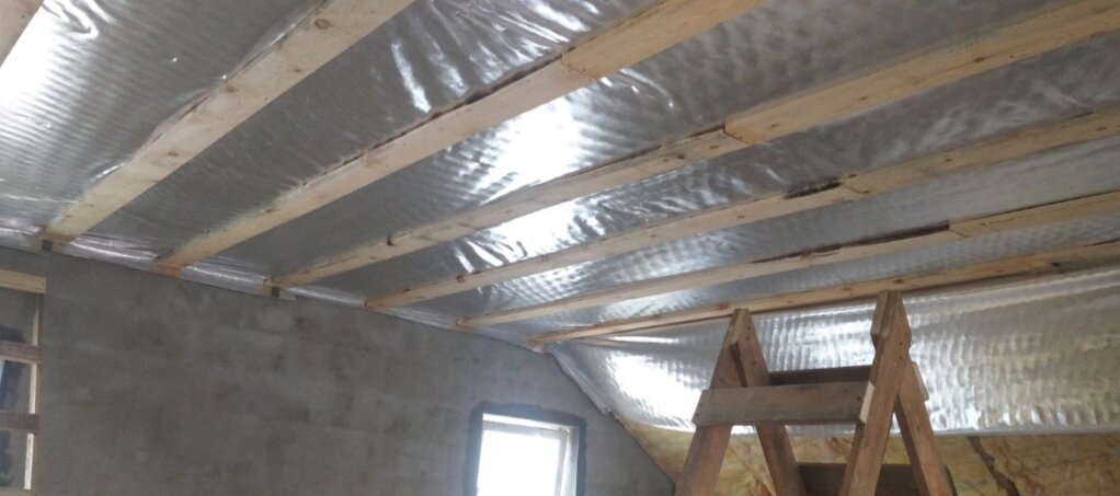 утепление крыши, пароизоляция для кровли, пароизоляция потолка при холодном чердаке, эковата утеплитель для кровли мансарды, пароизоляция холодный чердак