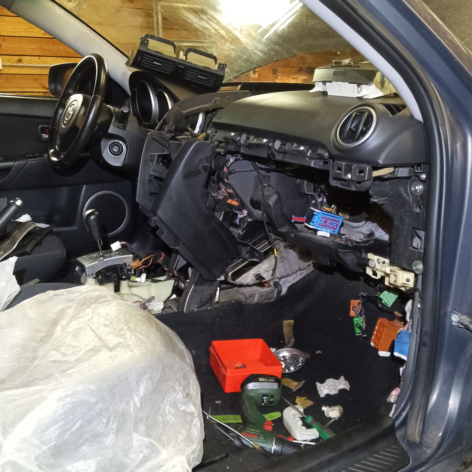 салонный фильтр мазда 3, мазда 3 блок под бардачком, автосигнализация, мазда 3 заслонка тепло|холод печки, установка сигнализации