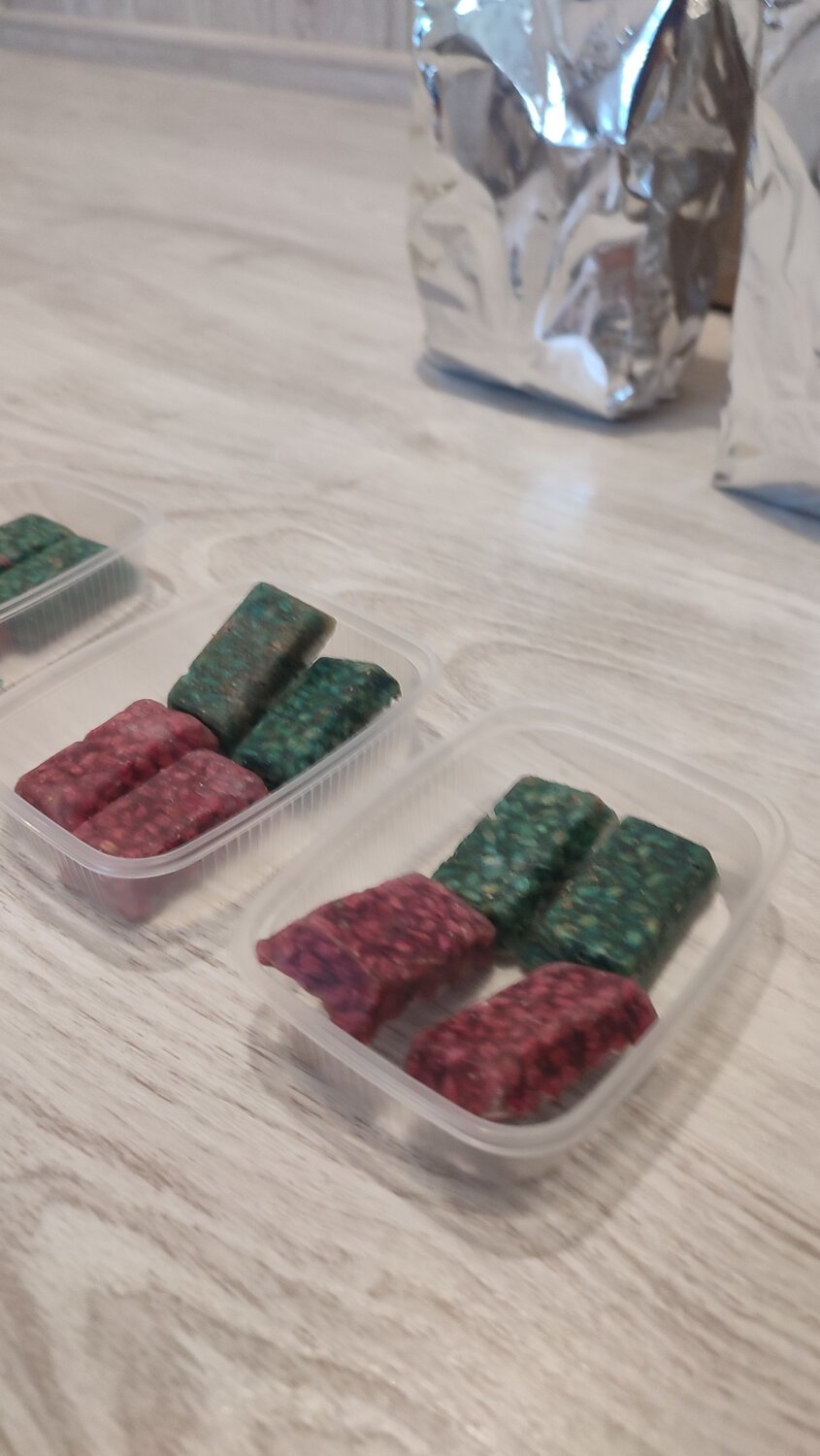 упаковка мясных полуфабрикатов, дымов ассорти колбас, ассорти колбасок, полуфабрикаты из мяса, предметы на столе
