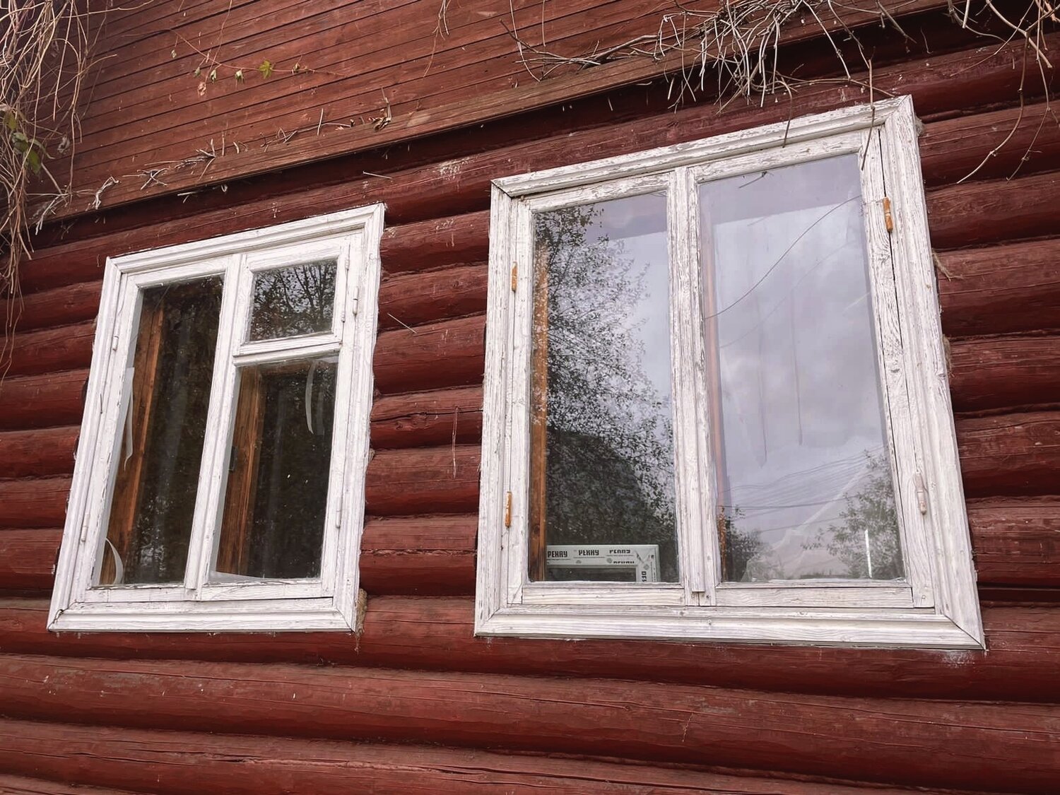 окно в деревянном доме, наличник окна, окно, окна для дачи, деревянные наличники на окна