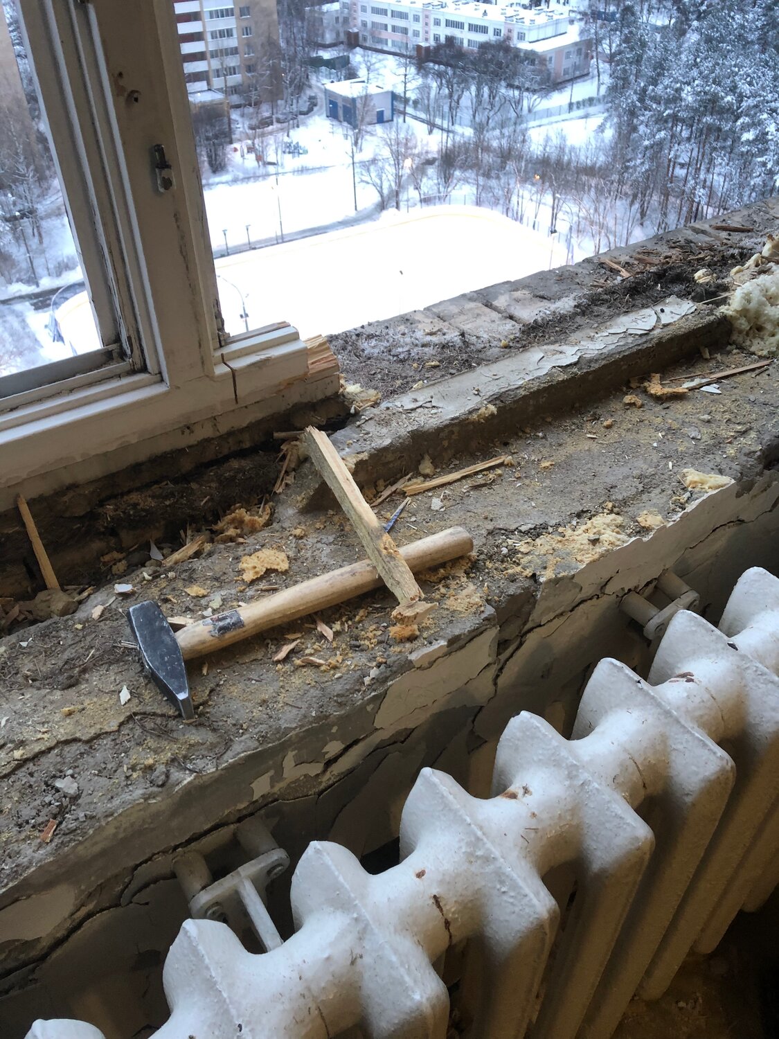окно, отопление, сломанный подоконник, монтаж подоконника, старые деревянные окна
