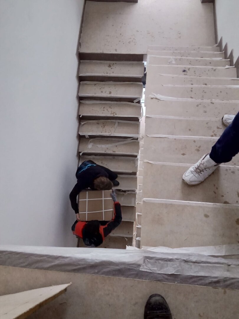 лестница в подъезде, лестница современная, лестницы, человек, подъезд