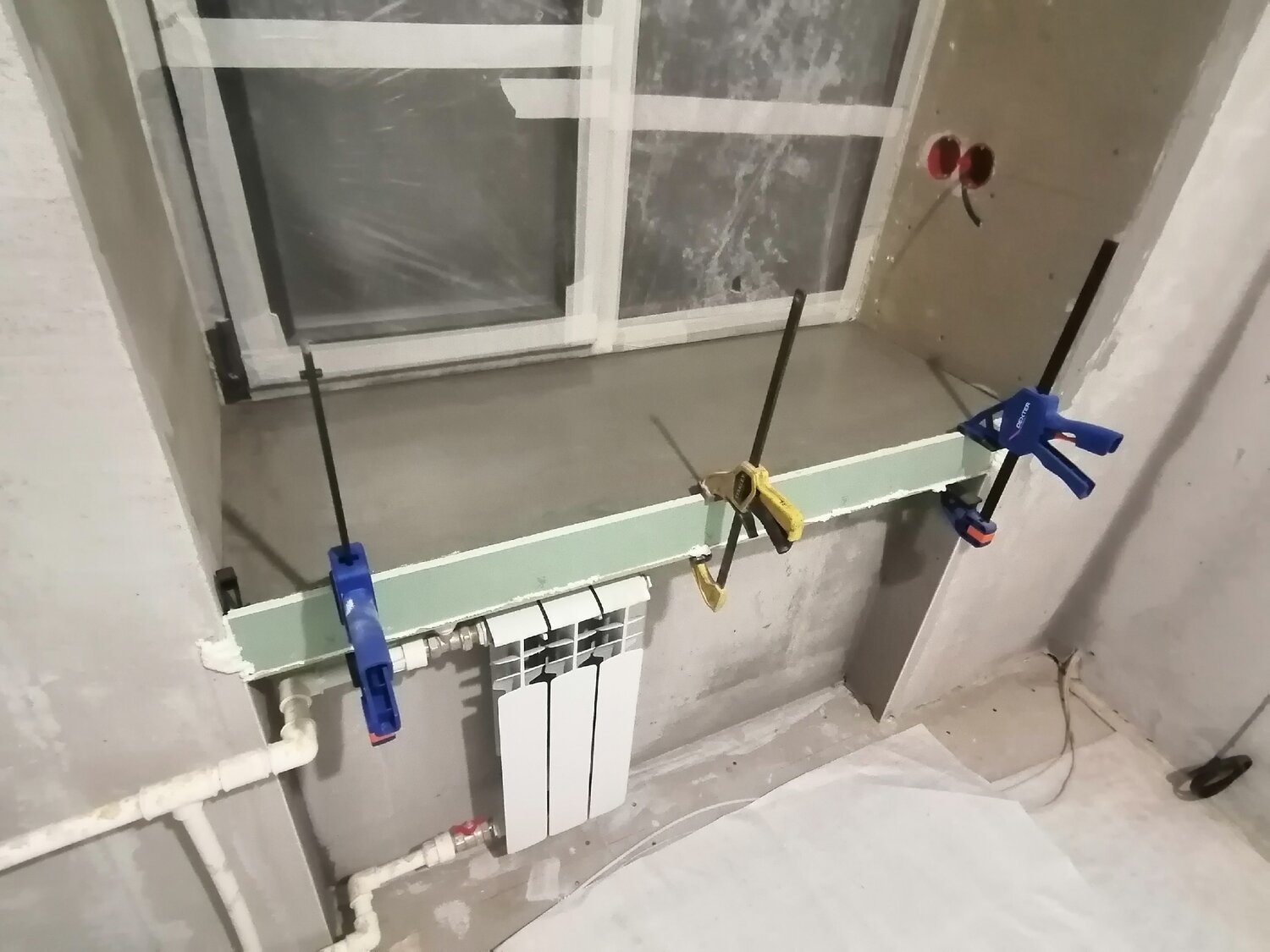 крепление инсталляции к стене, монтаж, крепеж на инсталляцию водорозеток tece, крепление инсталляции сбоку, крепление инсталляции